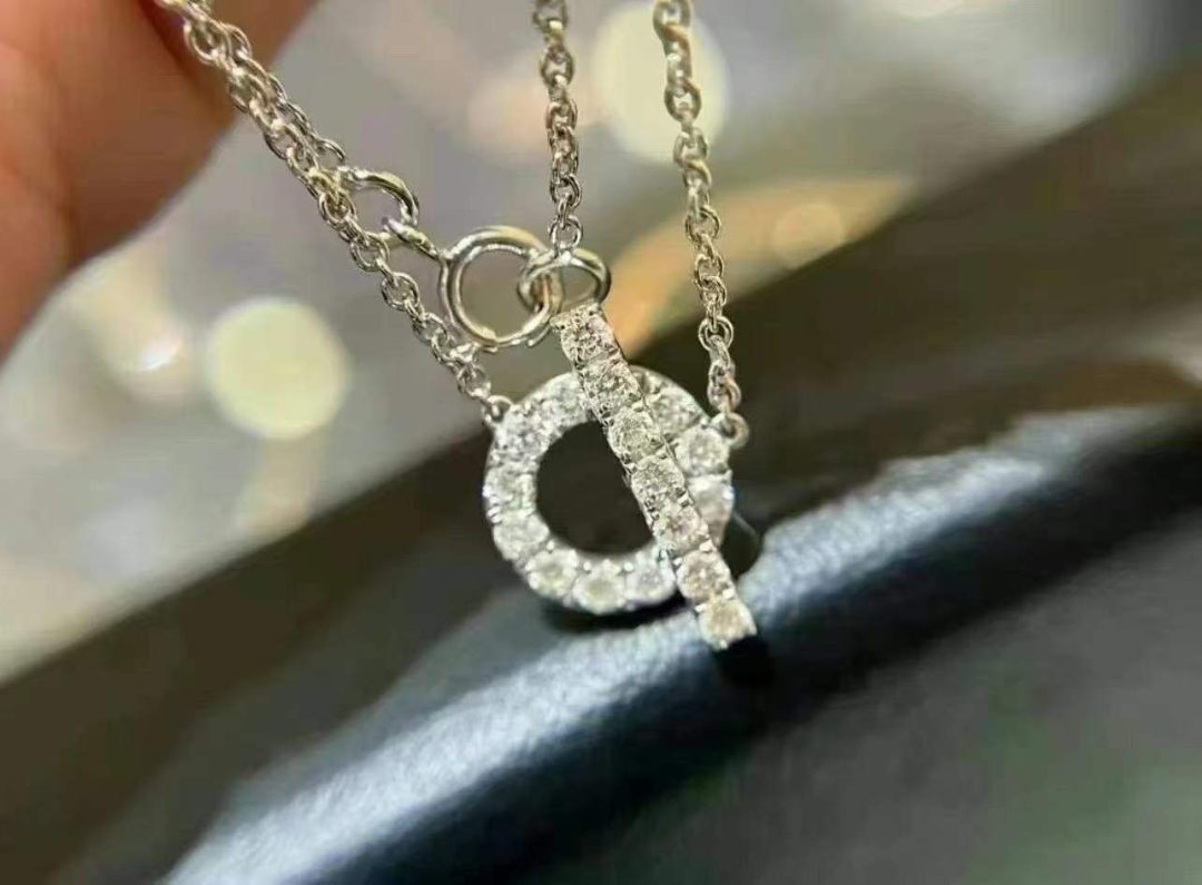 Hermès Finesse Pendant Necklace – Diamond “Q” Design | Full Set | Like New63228039562241111