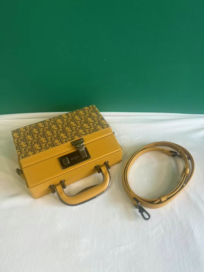 حقيبة داريوال vintage بقفل – صفراء بعلامة داريوال | مستعملة | للجنسين63228201127298111