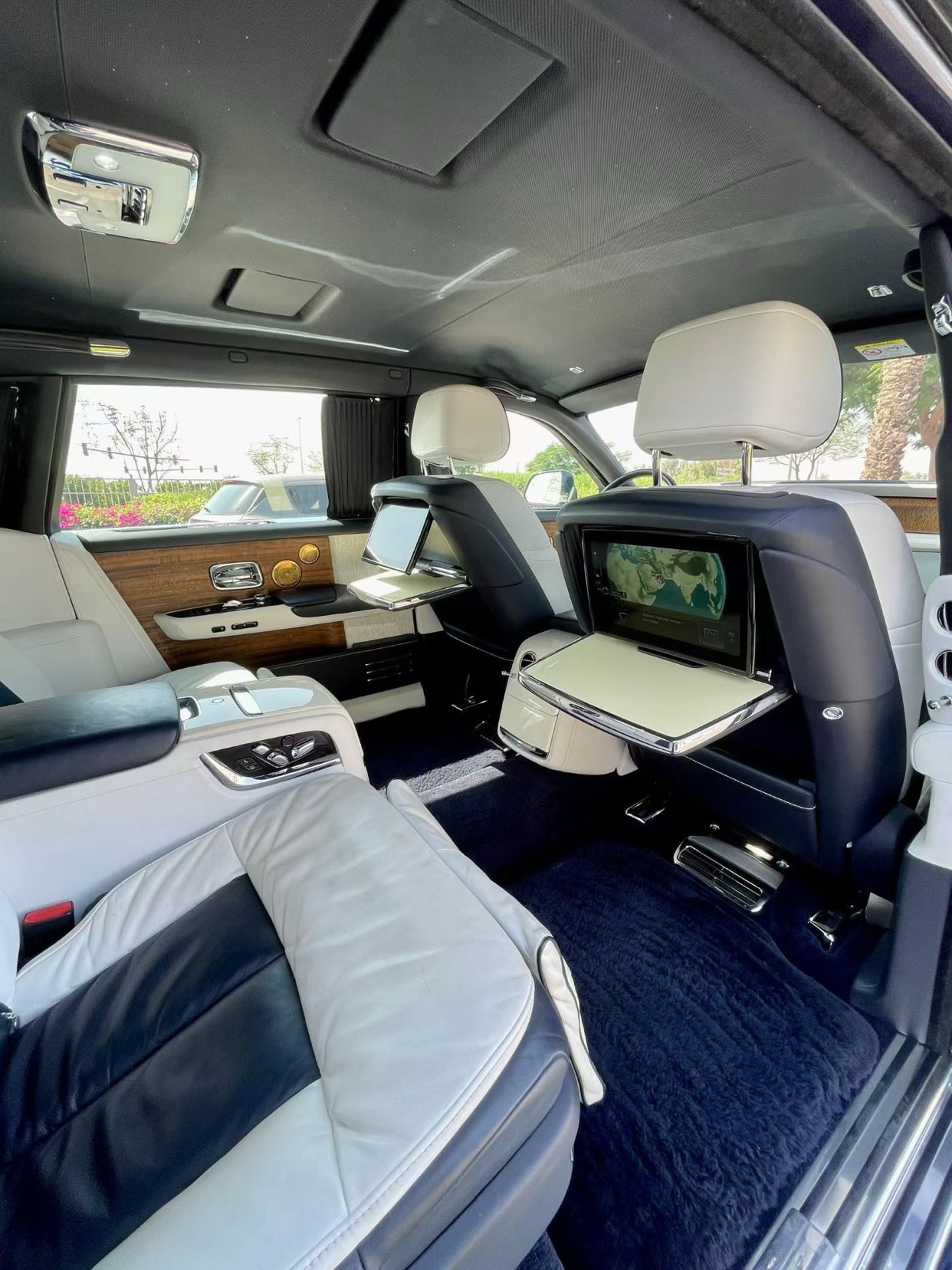 /en/city/cate-car-used-car/2019-rolls-royce-phantom-extended-gcc-6414408208256111/-9