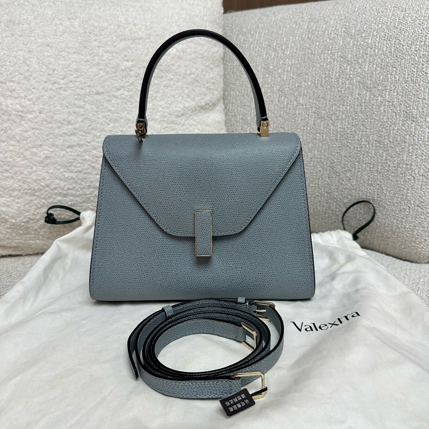 Bolso de mano y bandolera mini iside de Valextra en color azul neblinoso