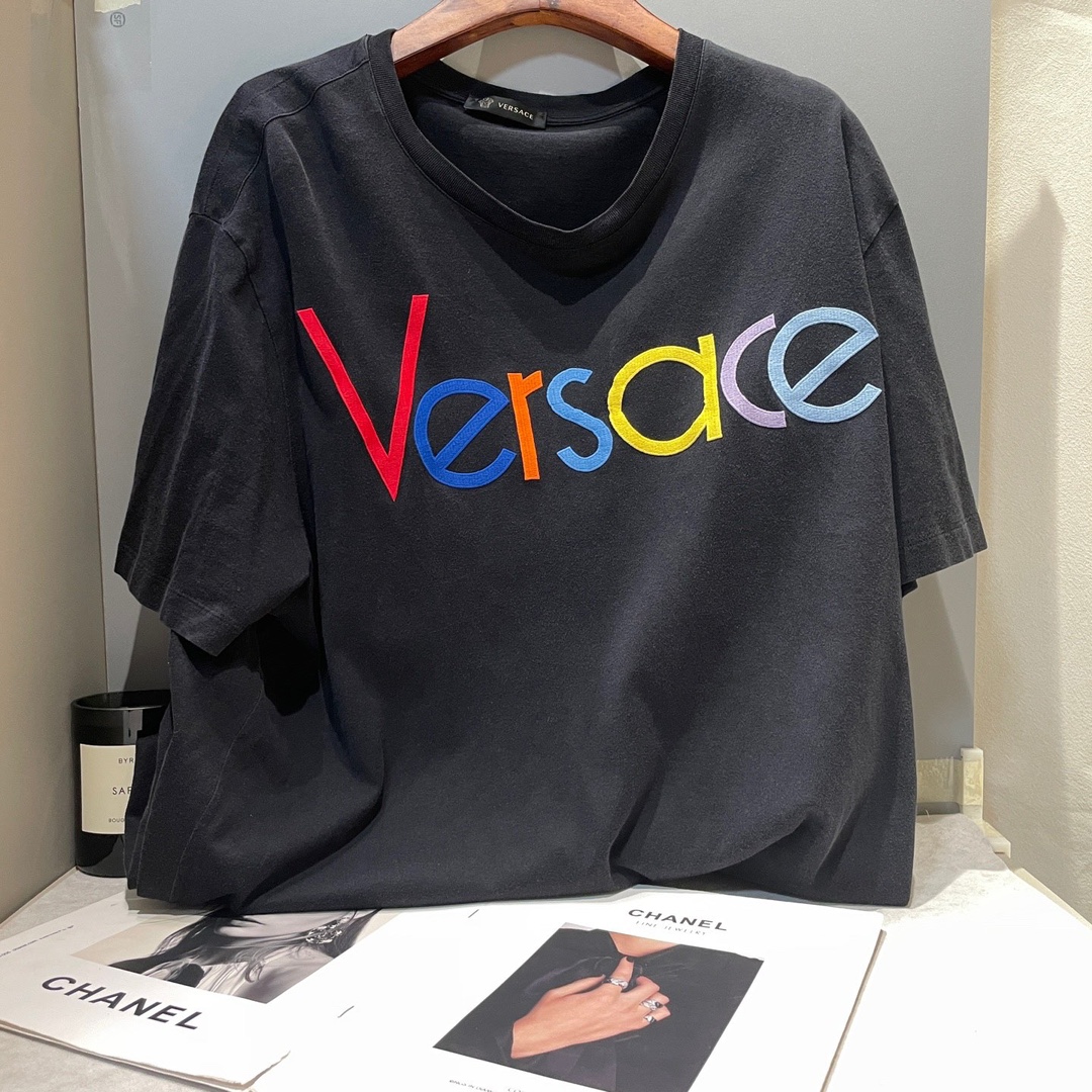 Versace/ Versace Camiseta negra con arcoíris