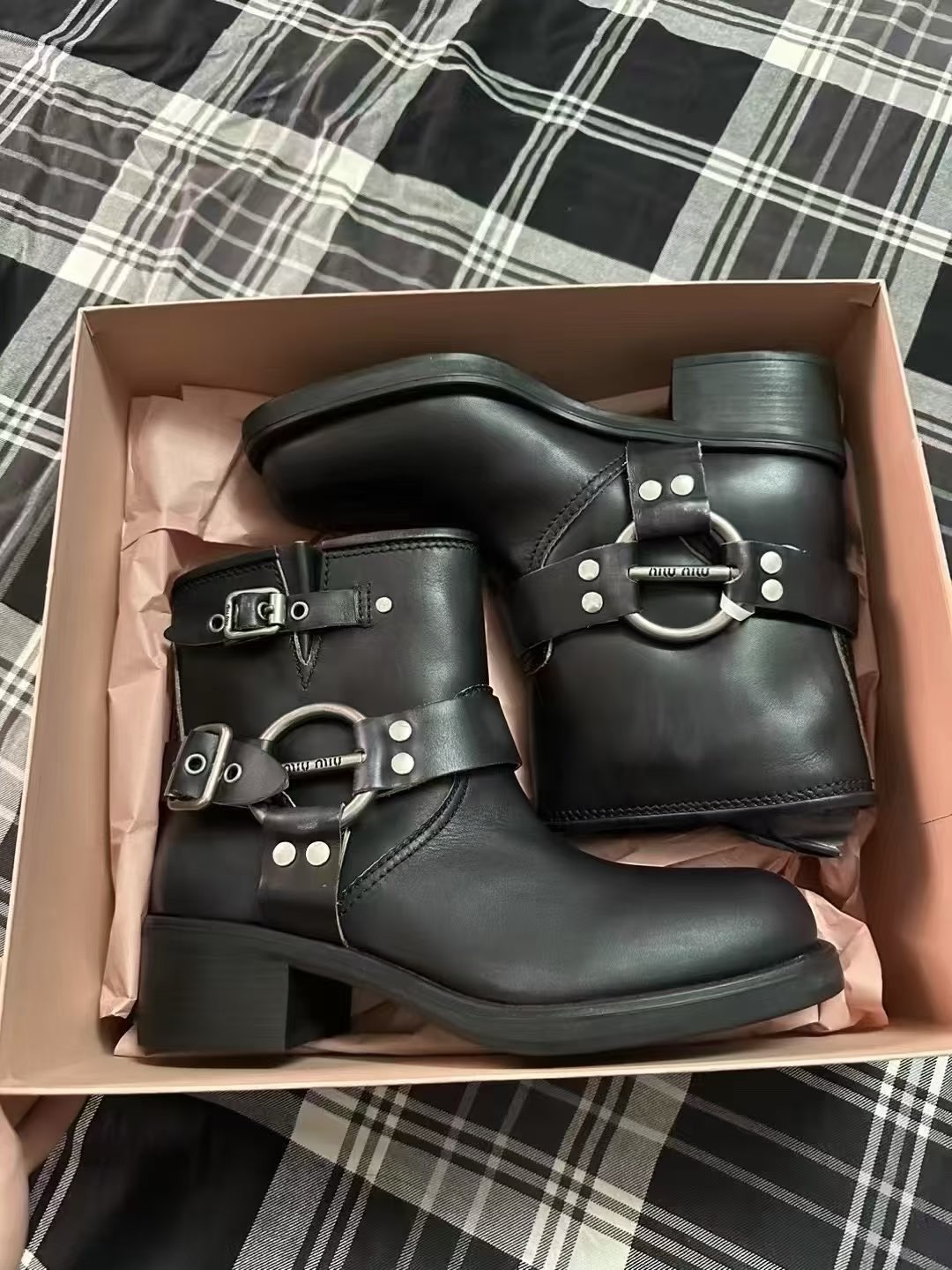 MiuMiu缪缪 24ss 爆款黑色机车搭扣骑士短靴