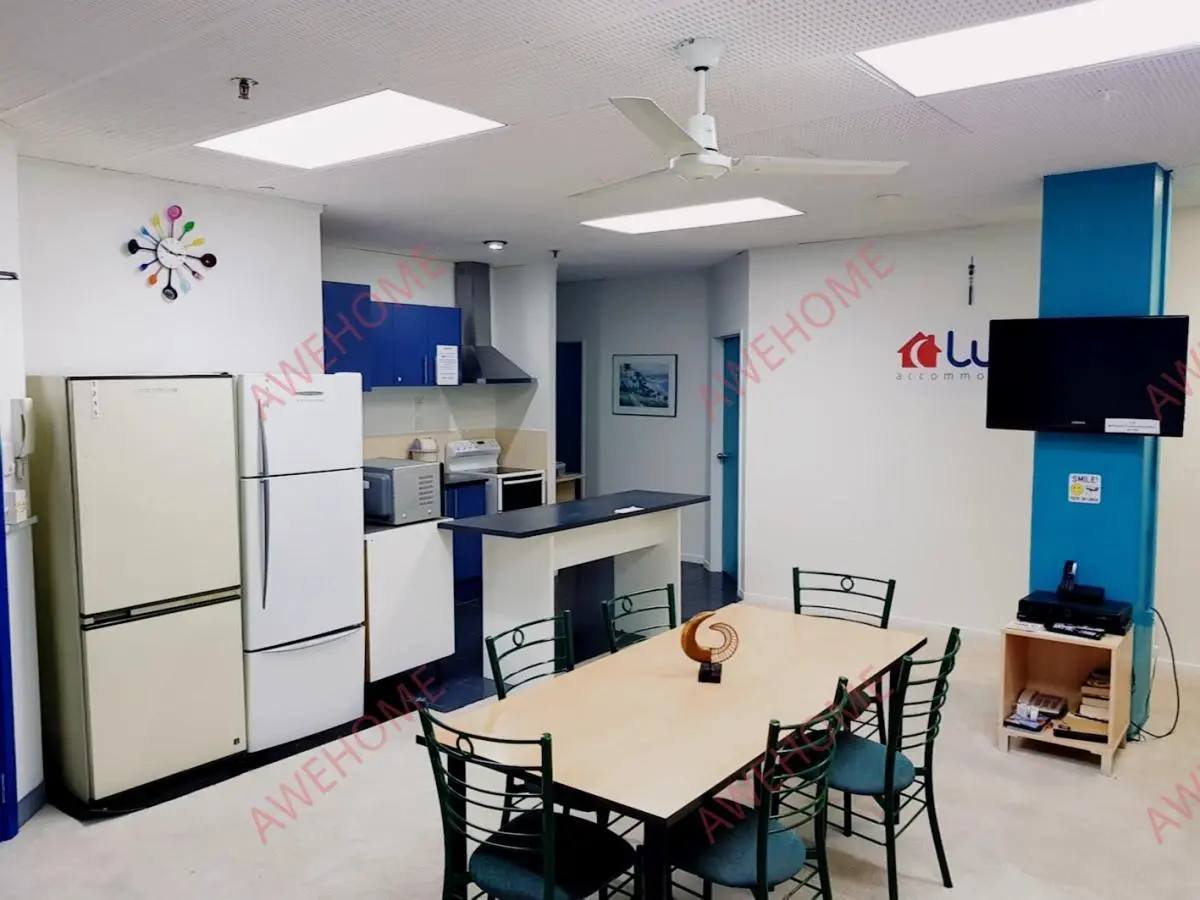 Luau 2B Albert64253282200194110