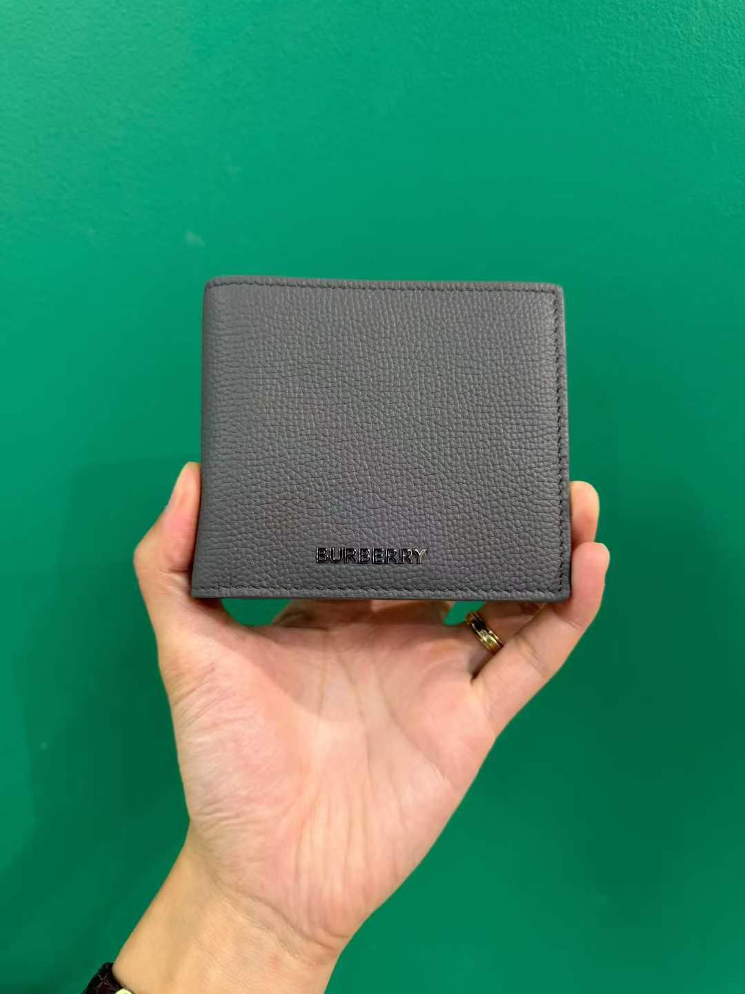 محفظة بيربيري رمادية مطوية64444118438530110