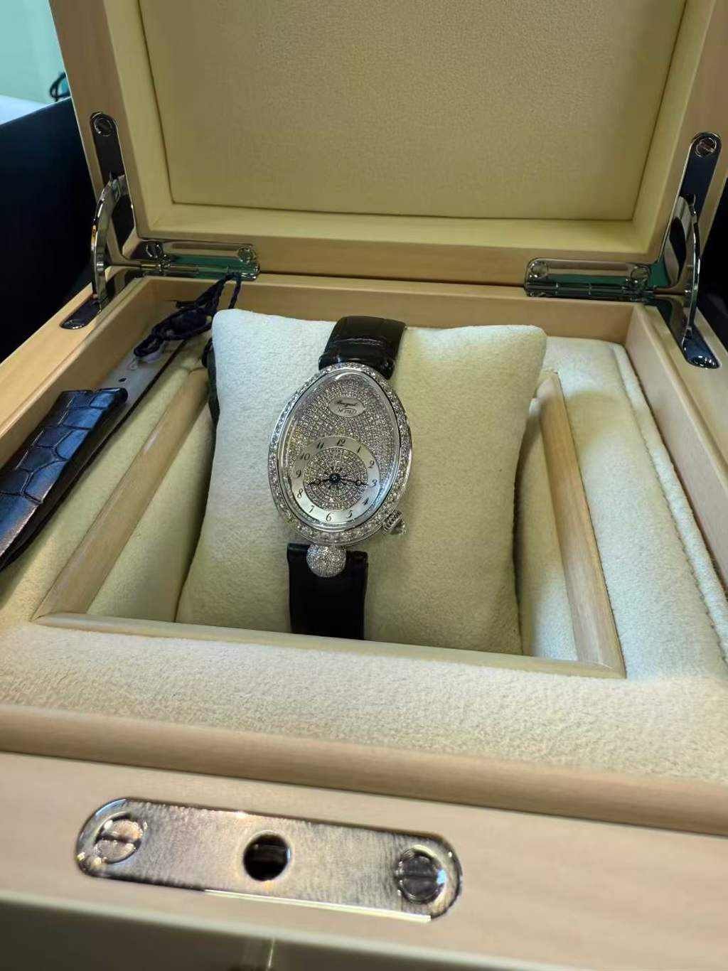 بريجيه رين دي نابولي – ذهب أبيض عيار 18 قيراط وماسي بالكامل (جديد، مجموعة كاملة، بطاقة ضمان دبي 2022)